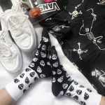 جوراب سیاه و سفید طرح جمجمه